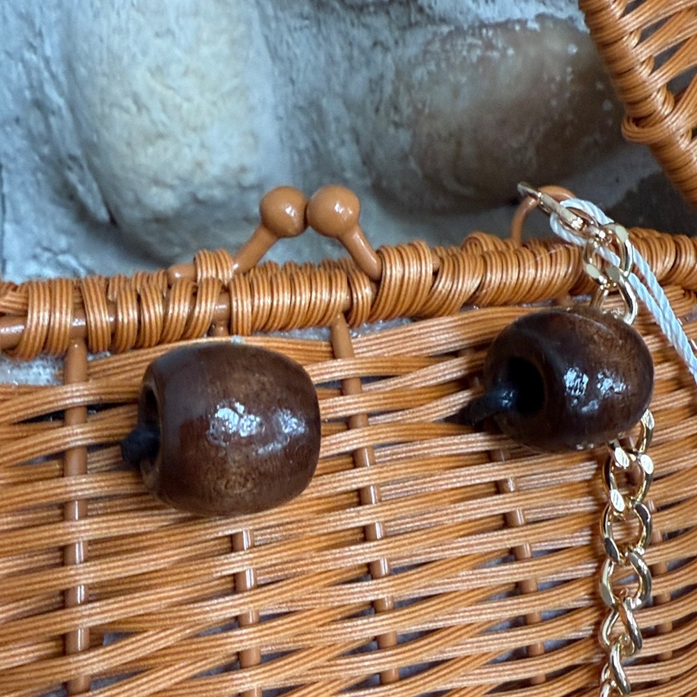 🦀 NWT Tommy Bahama Crab Shaped Woven Bag with Gold Chain - Picture 4 of 9